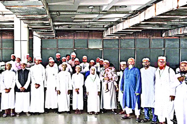 পরিবারসহ ওমরাহ পালন করে ফিরল দেশসেরা শিশু হাফেজরা